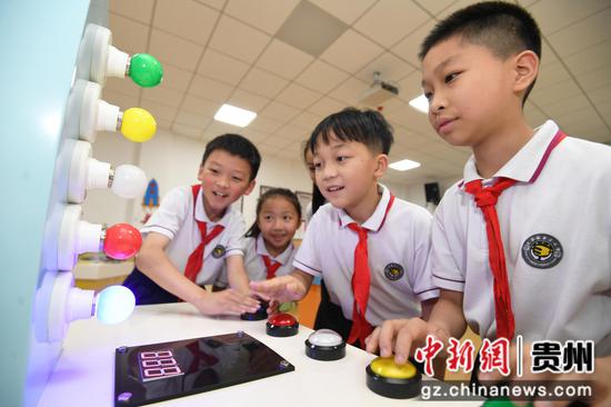 5月28日,<a href=//www.hp-dv.com target=_blank class=infotextkey>贵阳</a>市南明区花果园第三小学的同学们正在校园科技馆内体验“时间反应测试”。 5月28日,<a href=//www.hp-dv.com target=_blank class=infotextkey>贵阳</a>市南明区花果园第三小学的同学们正在校园科技馆内体验“时间反应测试”。