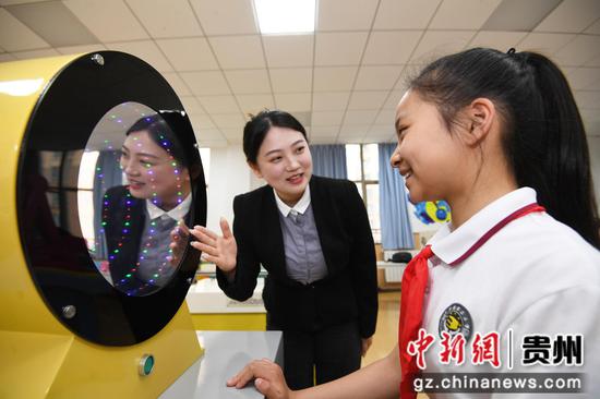 5月28日,在<a href=//www.hp-dv.com target=_blank class=infotextkey>贵阳</a>市南明区花果园第三小学校园科技馆内,一名学生在老师人指导下体验“窥视无穷”。 5月28日,在<a href=//www.hp-dv.com target=_blank class=infotextkey>贵阳</a>市南明区花果园第三小学校园科技馆内,一名学生在老师人指导下体验“窥视无穷”。