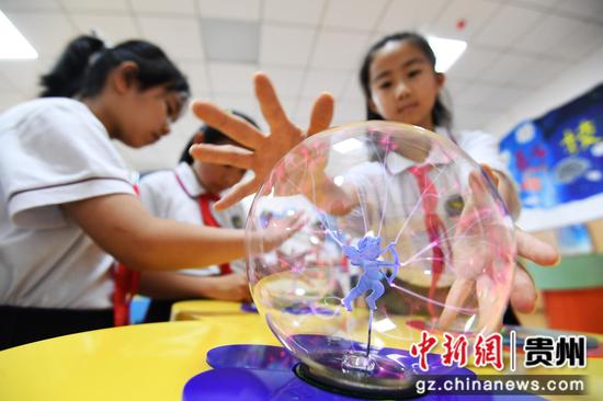 5月28日,<a href=//www.hp-dv.com target=_blank class=infotextkey>贵阳</a>市南明区花果园第三小学的同学们正在校园科技馆内体验“辉光球”。 5月28日,<a href=//www.hp-dv.com target=_blank class=infotextkey>贵阳</a>市南明区花果园第三小学的同学们正在校园科技馆内体验“辉光球”。