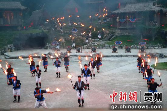 古寨里的《瑶山·瑶人》节目实景演出。李和江 摄 古寨里的《瑶山·瑶人》节目实景演出。李和江 摄