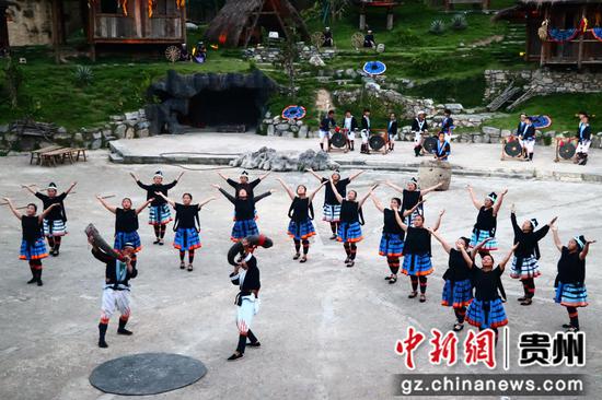 古寨里的《瑶山·瑶人》节目实景演出。李和江 摄 古寨里的《瑶山·瑶人》节目实景演出。李和江 摄