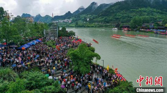 6月10日,2024年中国传统龙舟大赛(贵州·<a href=//www.hp-dv.com target=_blank class=infotextkey>铜仁</a>·碧江)在贵州省<a href=//www.hp-dv.com target=_blank class=infotextkey>铜仁</a>市碧江区大明边城龙舟基地举行,69支传统龙舟队展开激烈角逐。<a href=//www.hp-dv.com target=_blank class=infotextkey>铜仁</a>市碧江区是“中国传统龙舟之乡”之一,有着古老而浓厚的龙舟文化,端午节扒龙船,自古以来就是当地的重要民间活动。伍卫东 摄 6月10日,2024年中国传统龙舟大赛(贵州·<a href=//www.hp-dv.com target=_blank class=infotextkey>铜仁</a>·碧江)在贵州省<a href=//www.hp-dv.com target=_blank class=infotextkey>铜仁</a>市碧江区大明边城龙舟基地举行,69支传统龙舟队展开激烈角逐。<a href=//www.hp-dv.com target=_blank class=infotextkey>铜仁</a>市碧江区是“中国传统龙舟之乡”之一,有着古老而浓厚的龙舟文化,端午节扒龙船,自古以来就是当地的重要民间活动。伍卫东 摄