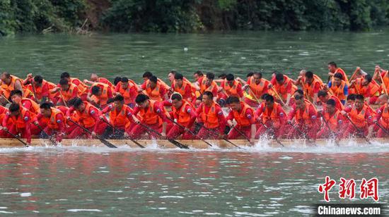6月10日,2024年中国传统龙舟大赛(贵州·<a href=//www.hp-dv.com target=_blank class=infotextkey>铜仁</a>·碧江)在贵州省<a href=//www.hp-dv.com target=_blank class=infotextkey>铜仁</a>市碧江区大明边城龙舟基地举行,69支传统龙舟队展开激烈角逐。<a href=//www.hp-dv.com target=_blank class=infotextkey>铜仁</a>市碧江区是“中国传统龙舟之乡”之一,有着古老而浓厚的龙舟文化,端午节扒龙船,自古以来就是当地的重要民间活动。伍卫东 摄 6月10日,2024年中国传统龙舟大赛(贵州·<a href=//www.hp-dv.com target=_blank class=infotextkey>铜仁</a>·碧江)在贵州省<a href=//www.hp-dv.com target=_blank class=infotextkey>铜仁</a>市碧江区大明边城龙舟基地举行,69支传统龙舟队展开激烈角逐。<a href=//www.hp-dv.com target=_blank class=infotextkey>铜仁</a>市碧江区是“中国传统龙舟之乡”之一,有着古老而浓厚的龙舟文化,端午节扒龙船,自古以来就是当地的重要民间活动。伍卫东 摄