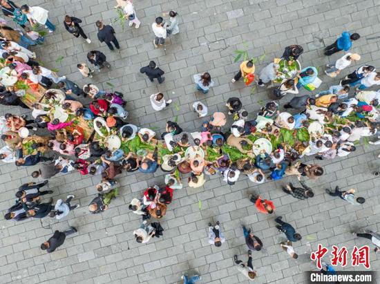6月7日,在贵州省黔西市新仁苗族乡化屋村,游客体验包粽子。 6月7日,在贵州省黔西市新仁苗族乡化屋村,游客体验包粽子。
