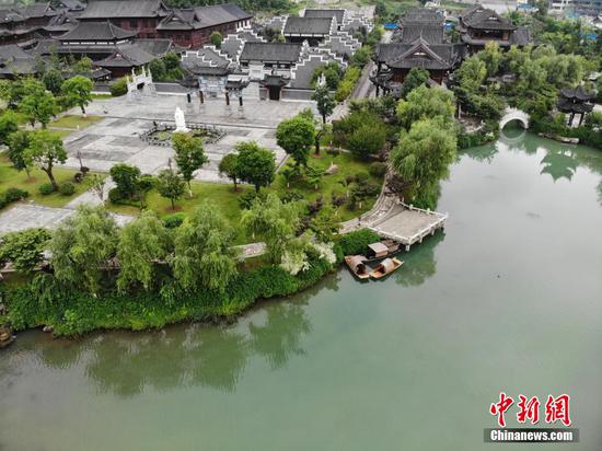 6月19日,位于贵州省<a href=//www.hp-dv.com target=_blank class=infotextkey>毕节</a>市织金县的平远古镇满目青翠,楼台廊阁、山亭水榭等与当地建筑相映成趣。中新网记者 石小杰 摄 6月19日,位于贵州省<a href=//www.hp-dv.com target=_blank class=infotextkey>毕节</a>市织金县的平远古镇满目青翠,楼台廊阁、山亭水榭等与当地建筑相映成趣。中新网记者 石小杰 摄