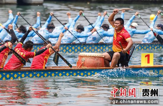 2024年6月16日,在贵州省<a href=//www.hp-dv.com target=_blank class=infotextkey>黔东南</a>苗族侗族自治州施秉县举行的独木龙舟节上,龙舟队在参加比赛。磨桂宾 摄 2024年6月16日,在贵州省<a href=//www.hp-dv.com target=_blank class=infotextkey>黔东南</a>苗族侗族自治州施秉县举行的独木龙舟节上,龙舟队在参加比赛。磨桂宾 摄