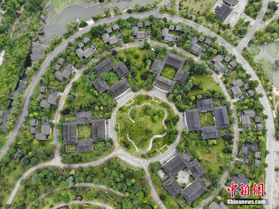 6月19日,位于贵州省<a href=//www.hp-dv.com target=_blank class=infotextkey>毕节</a>市织金县的平远古镇满目青翠,流水、小桥与当地建筑相映成趣。 6月19日,位于贵州省<a href=//www.hp-dv.com target=_blank class=infotextkey>毕节</a>市织金县的平远古镇满目青翠,流水、小桥与当地建筑相映成趣。