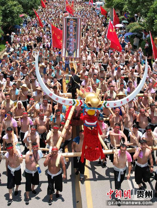 2024年6月15日,在贵州省<a href=//www.hp-dv.com target=_blank class=infotextkey>黔东南</a>苗族侗族自治州施秉县举行的独木龙舟节上,千余名壮汉抬着98.8米长的世界最长独木龙舟进行巡游。磨桂宾 摄 2024年6月15日,在贵州省<a href=//www.hp-dv.com target=_blank class=infotextkey>黔东南</a>苗族侗族自治州施秉县举行的独木龙舟节上,千余名壮汉抬着98.8米长的世界最长独木龙舟进行巡游。磨桂宾 摄