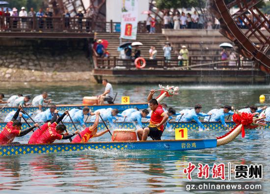 2024年6月16日,在贵州省<a href=//www.hp-dv.com target=_blank class=infotextkey>黔东南</a>苗族侗族自治州施秉县举行的独木龙舟节上,龙舟队在参加比赛。磨桂宾 摄 2024年6月16日,在贵州省<a href=//www.hp-dv.com target=_blank class=infotextkey>黔东南</a>苗族侗族自治州施秉县举行的独木龙舟节上,龙舟队在参加比赛。磨桂宾 摄