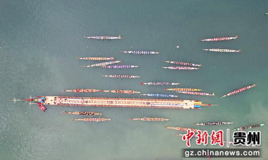 2024年6月16日,在贵州省<a href=//www.hp-dv.com target=_blank class=infotextkey>黔东南</a>苗族侗族自治州施秉县举行的独木龙舟节上,世界最长独木龙舟进行水上巡游。磨桂宾 摄 2024年6月16日,在贵州省<a href=//www.hp-dv.com target=_blank class=infotextkey>黔东南</a>苗族侗族自治州施秉县举行的独木龙舟节上,世界最长独木龙舟进行水上巡游。磨桂宾 摄