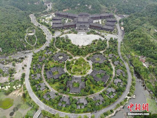 6月19日,位于贵州省<a href=//www.hp-dv.com target=_blank class=infotextkey>毕节</a>市织金县的平远古镇满目青翠,楼台廊阁、山亭水榭等与当地建筑相映成趣。中新网记者 石小杰 摄 6月19日,位于贵州省<a href=//www.hp-dv.com target=_blank class=infotextkey>毕节</a>市织金县的平远古镇满目青翠,楼台廊阁、山亭水榭等与当地建筑相映成趣。中新网记者 石小杰 摄