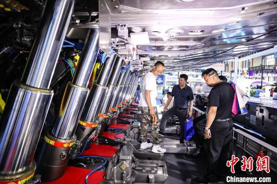 图为参观者在展出的采煤成套机组内部参观。中新社记者 瞿宏伦 摄 图为参观者在展出的采煤成套机组内部参观。中新社记者 瞿宏伦 摄