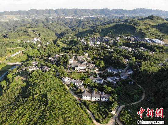 图为6月20日,航拍贵州省<a href=//www.hp-dv.com target=_blank class=infotextkey>毕节</a>市赫章县海雀村。中新网记者 石小杰 摄 图为6月20日,航拍贵州省<a href=//www.hp-dv.com target=_blank class=infotextkey>毕节</a>市赫章县海雀村。中新网记者 石小杰 摄