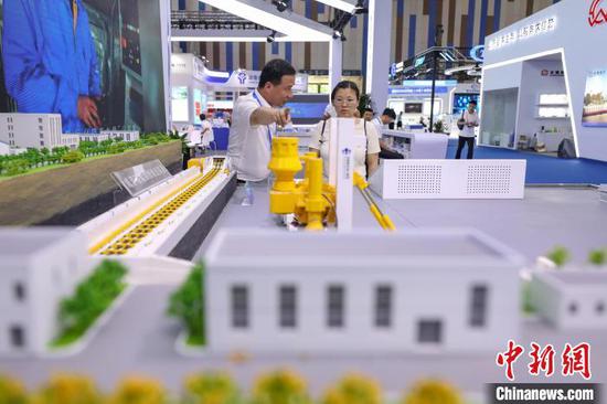 图为参展商在给参观者介绍“成套智能刮板输送装备”模型。中新社记者 瞿宏伦 摄 图为参展商在给参观者介绍“成套智能刮板输送装备”模型。中新社记者 瞿宏伦 摄