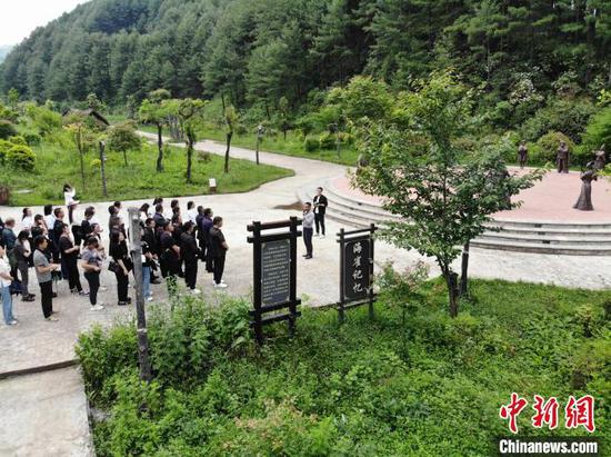 图为6月20日,航拍贵州省<a href=//www.hp-dv.com target=_blank class=infotextkey>毕节</a>市赫章县海雀村复原区。中新网记者 石小杰 摄 图为6月20日,航拍贵州省<a href=//www.hp-dv.com target=_blank class=infotextkey>毕节</a>市赫章县海雀村复原区。中新网记者 石小杰 摄