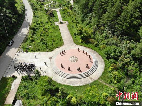 图为6月20日,航拍贵州省<a href=//www.hp-dv.com target=_blank class=infotextkey>毕节</a>市赫章县海雀村复原区。中新网记者 石小杰 摄 图为6月20日,航拍贵州省<a href=//www.hp-dv.com target=_blank class=infotextkey>毕节</a>市赫章县海雀村复原区。中新网记者 石小杰 摄