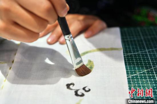 6月19日,王秋雨在织金县平远古镇的依文织金数字化展厅制作蜡染。周燕玲 摄 6月19日,王秋雨在织金县平远古镇的依文织金数字化展厅制作蜡染。周燕玲 摄