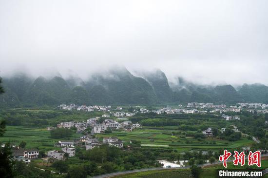 6月23日,贵州省<a href=//www.hp-dv.com target=_blank class=infotextkey>黔西南</a>布依族苗族自治州兴义市万峰林层岭叠翠,云雾缭绕,峰林、民居构成一幅美丽的田园风光画卷。中新社记者 唐哲 摄 6月23日,贵州省<a href=//www.hp-dv.com target=_blank class=infotextkey>黔西南</a>布依族苗族自治州兴义市万峰林层岭叠翠,云雾缭绕,峰林、民居构成一幅美丽的田园风光画卷。中新社记者 唐哲 摄