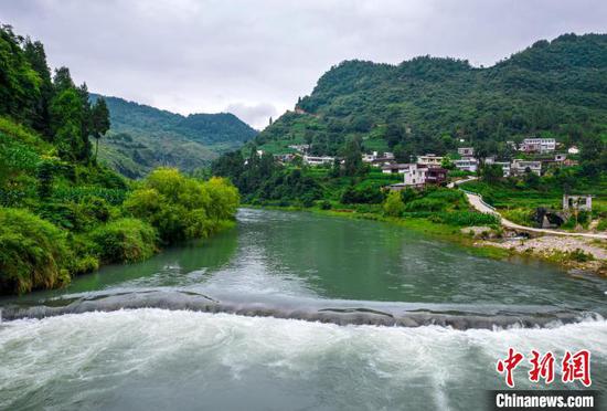 6月26日,贵州省黔西市境内的乌江干流野纪河上游渭河段,村庄、碧水、青山相映成景,构成一幅幅美丽乡村生态画卷。史开心 摄 6月26日,贵州省黔西市境内的乌江干流野纪河上游渭河段,村庄、碧水、青山相映成景,构成一幅幅美丽乡村生态画卷。史开心 摄