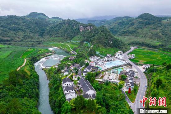 6月26日,贵州省黔西市境内的乌江干流野纪河上游渭河段,村庄、碧水、青山相映成景,构成一幅幅美丽乡村生态画卷。史开心 摄 6月26日,贵州省黔西市境内的乌江干流野纪河上游渭河段,村庄、碧水、青山相映成景,构成一幅幅美丽乡村生态画卷。史开心 摄
