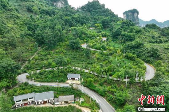 6月25日,航拍黔西市新仁苗族乡化屋村的乡村公路在山间蜿蜒,宛若一条玉带环绕青山。瞿宏伦 摄 6月25日,航拍黔西市新仁苗族乡化屋村的乡村公路在山间蜿蜒,宛若一条玉带环绕青山。瞿宏伦 摄