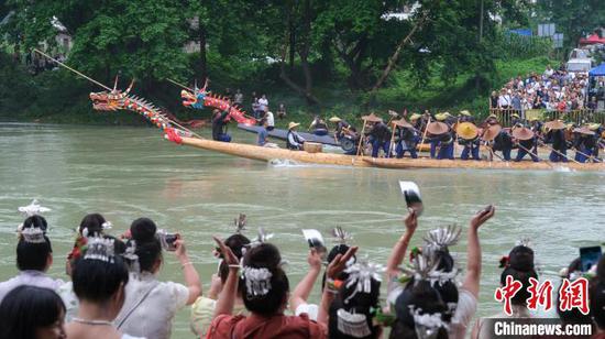 7月1日,贵州省<a href=//www.hp-dv.com target=_blank class=infotextkey>黔东南</a>苗族侗族自治州台江县老屯乡举行了一年一度的独木龙舟节,16艘周边村寨的独木龙舟来到比赛现场,吸引当地苗族同胞、省内外游客共度这一盛大的传统民族节日。图为独木龙舟比赛现场。尹刚 摄 7月1日,贵州省<a href=//www.hp-dv.com target=_blank class=infotextkey>黔东南</a>苗族侗族自治州台江县老屯乡举行了一年一度的独木龙舟节,16艘周边村寨的独木龙舟来到比赛现场,吸引当地苗族同胞、省内外游客共度这一盛大的传统民族节日。图为独木龙舟比赛现场。尹刚 摄