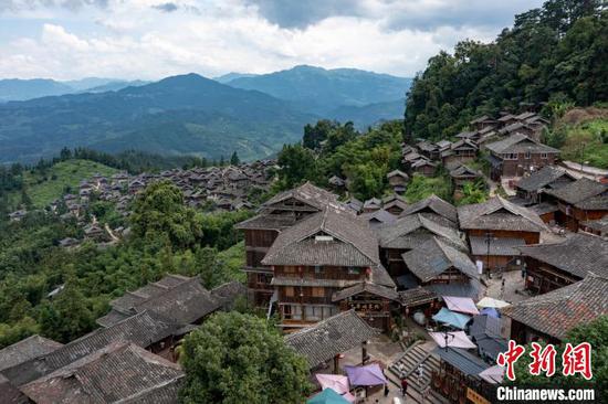 游客在岜沙苗寨景区观光(无人机拍摄)。吴德军 摄 游客在岜沙苗寨景区观光(无人机拍摄)。吴德军 摄