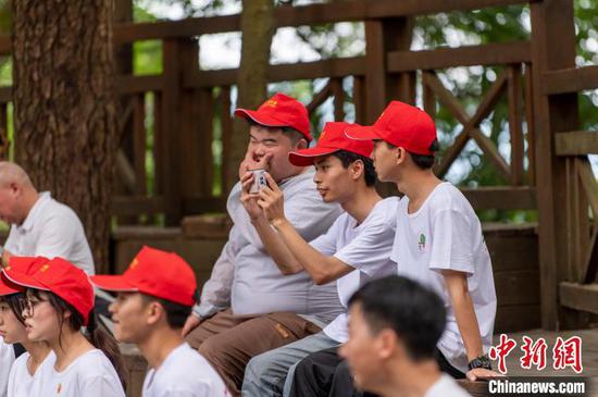 游客在岜沙苗寨观看节目表演。吴德军 摄 游客在岜沙苗寨观看节目表演。吴德军 摄