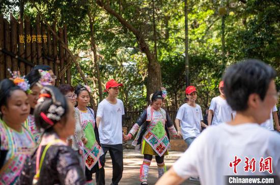游客在岜沙苗寨参与舞蹈互动。吴德军 摄 游客在岜沙苗寨参与舞蹈互动。吴德军 摄