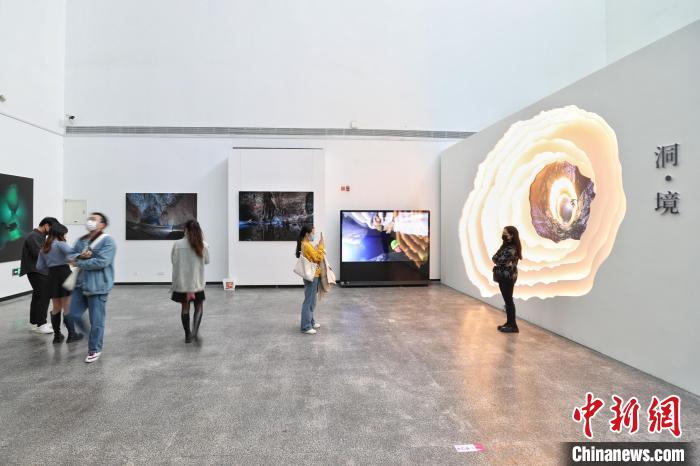 图为“洞·境”展厅吸引市民观展打卡。　瞿宏伦 摄