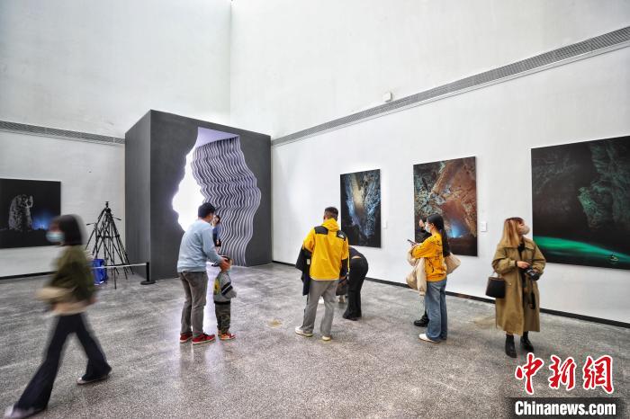 图为“洞·境”展厅吸引市民观展打卡。　瞿宏伦 摄