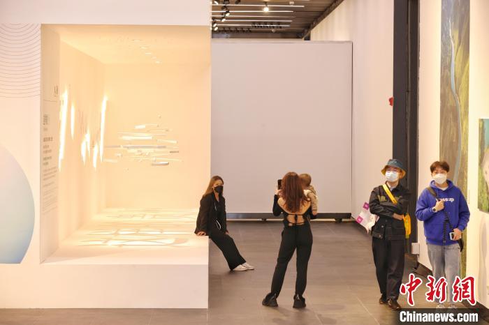 图为市民在“这样的贵州”主展厅参观。　瞿宏伦 摄
