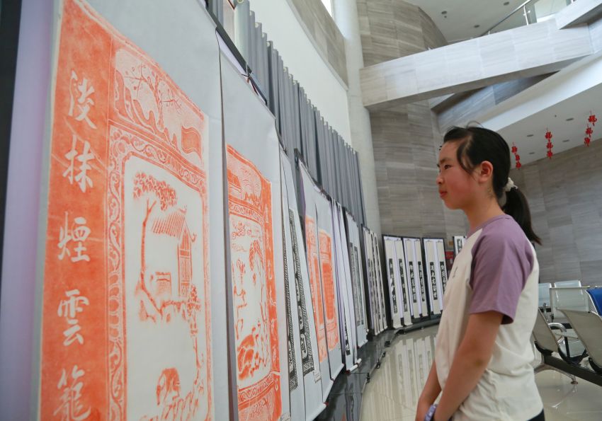5月2日，市民在<a href=//www.hp-dv.com target=_blank class=infotextkey>毕节</a>市博物馆观看黔西北雕刻艺术拾萃展。（毛远慧 摄） (3)