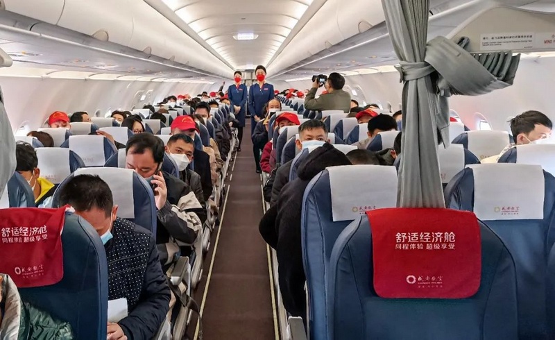 圖為遵義外出務工人員乘飛機前往珠海就業。