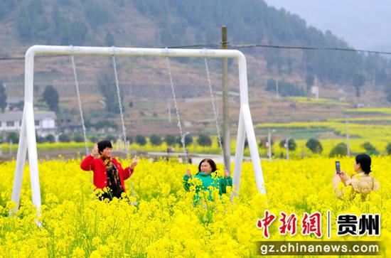 游客打卡拍照。李珊珊 摄